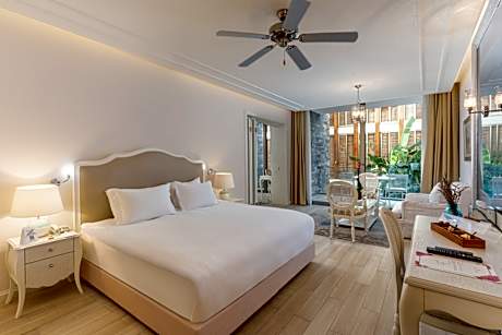 Exclusive Suit with Living Room Land View