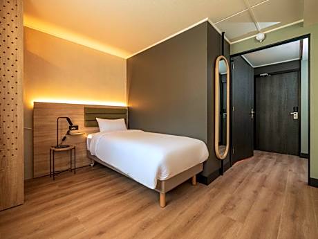 Standard Room - 1 Queen Bed 1 Single Bed