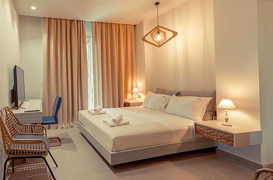 IO Luxury Pool & Hot Tub Suites