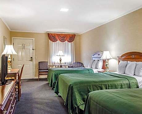 First Floor Room with 3 Double Beds - No Smoking, Pet Friendly