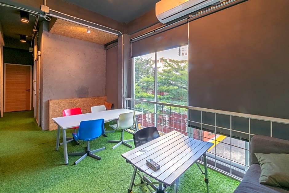 Zhelter Hostel Bangkok by ZUZU