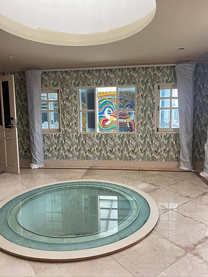 V20 Boutique Jacuzzi Hotel