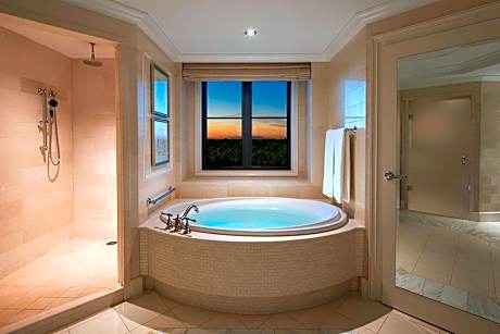 Suite, 1 King Bed, Corner (St. Regis) (1 King Bed)