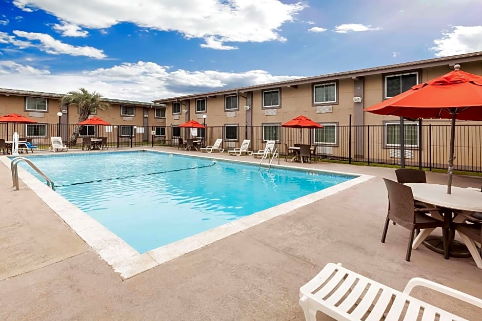 Super 8 by Wyndham Beaumont I-10 College St