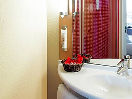 Room with 2 single beds equipped with the new bedding