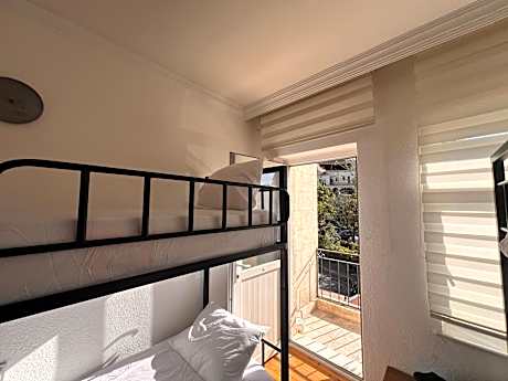 Bed in 6-Bed Mixed Dormitory Room