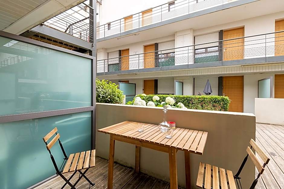 Le petit patio fleuri