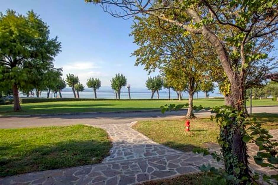 The Garda Village - Near Spiaggia Brema