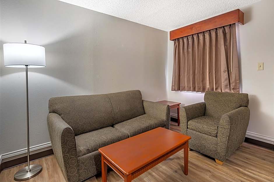 Red Roof Inn & Suites Sulphur Springs