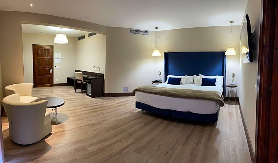 Photo 1 of 5 of Habitación con cama extragrande y bañera de hidromasaje