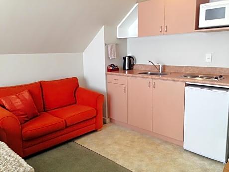 Executive Queen Studio