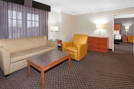 One-Bedroom King Suite - Non-Smoking