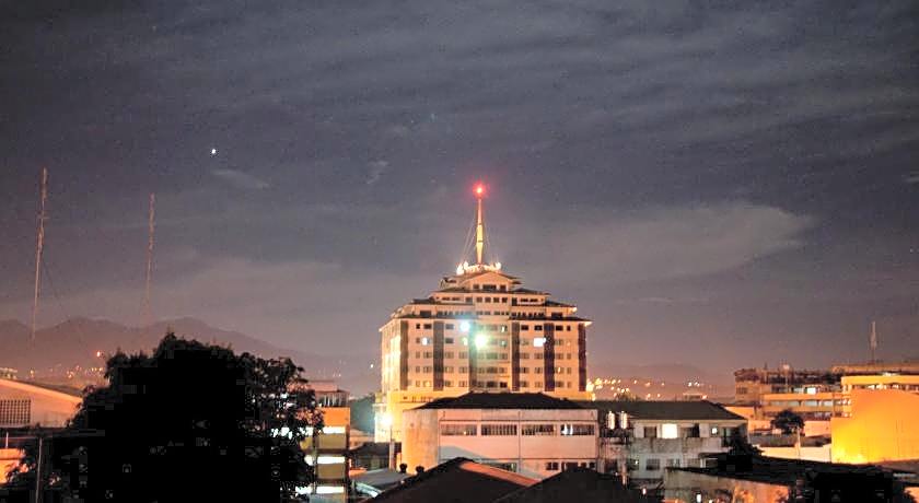 Pinnacle Hotel And Suites