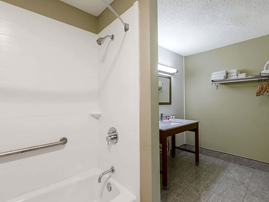 Days Inn & Suites by Wyndham Big Spring