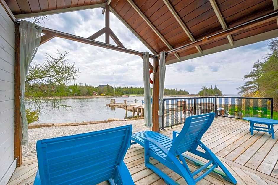 Stunning waterfront w spa dog run