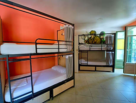 Bed in 8-Bed Female Dormitory Room Ensuite