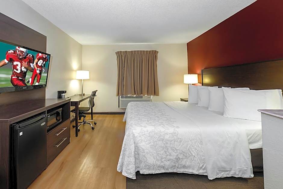 Red Roof PLUS & Suites Opelika