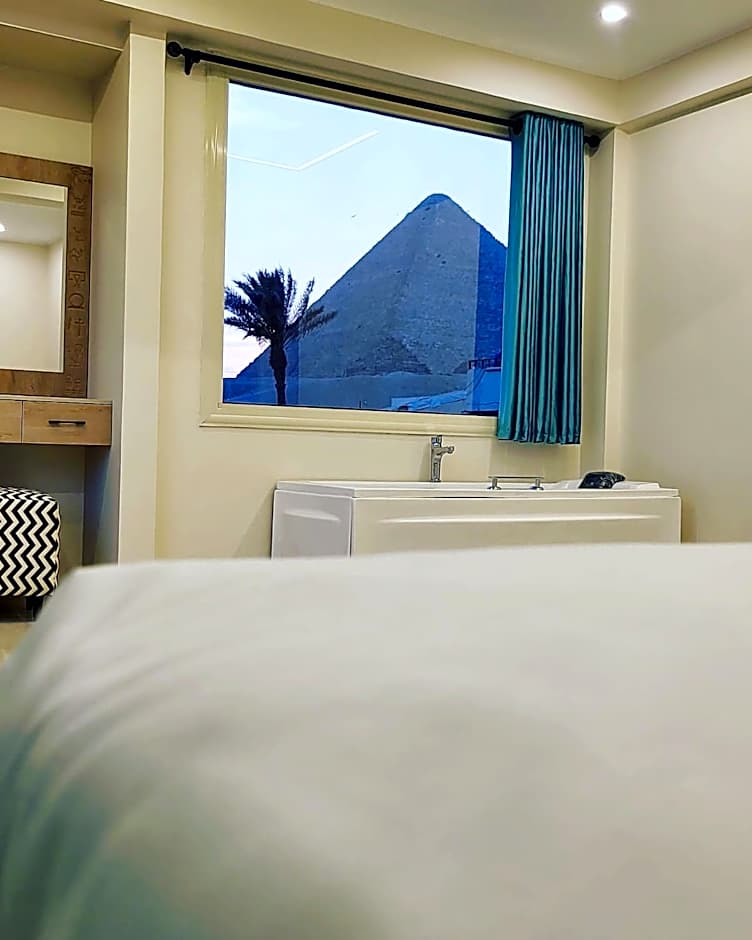 The Gate Hotel Front Pyramids & Sphinx View