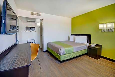 1 QUEEN BED | ADA ACCESSIBLE