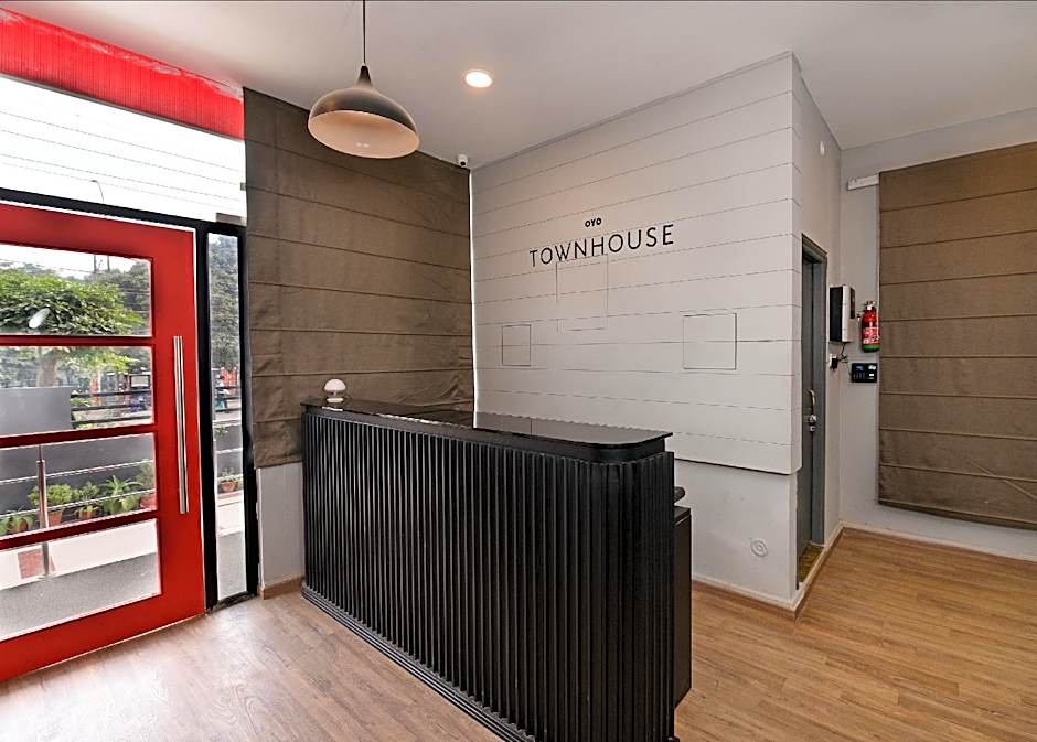 Super Townhouse Function Inn Near Chaudhary Charan Singh International Airport