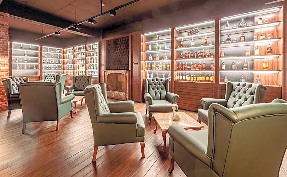 Novel Centre Point Hotel