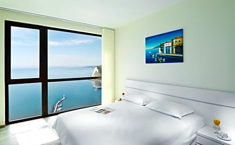 Home Office Offer: One-bedroom Apartments with Terrace and Sea View - Work-Friendly Facilities