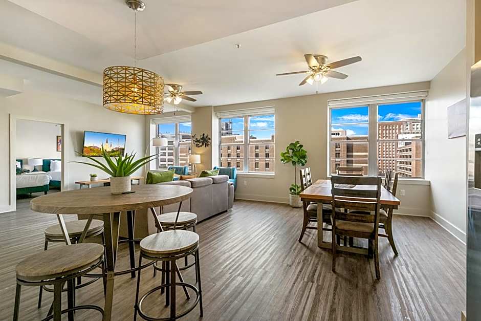 Spacious 4BR Luxury Condo Steps to French Quarter
