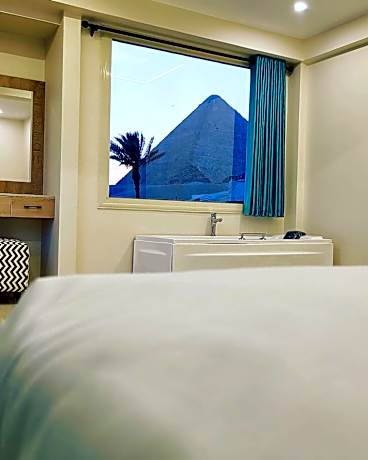Executive Suite Panoramic Front Pyramids & Sphinx view