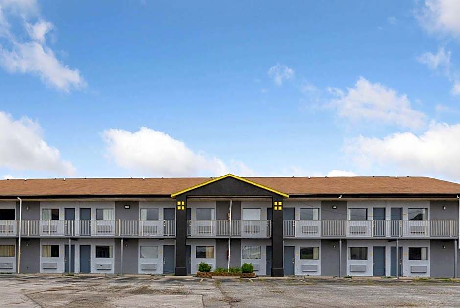 Super 8 by Wyndham Millbury/Toledo