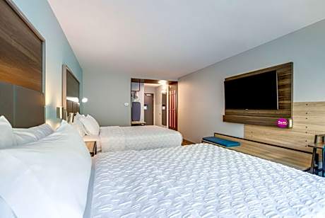 Queen Room with Two Queen Beds - Hearing Access