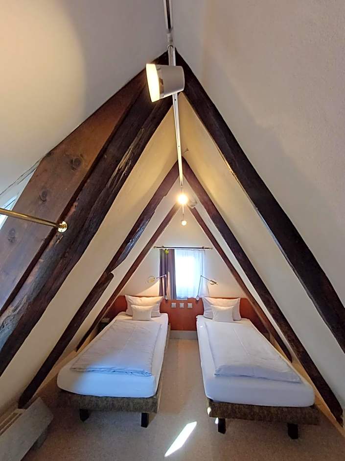 Schiefes Haus