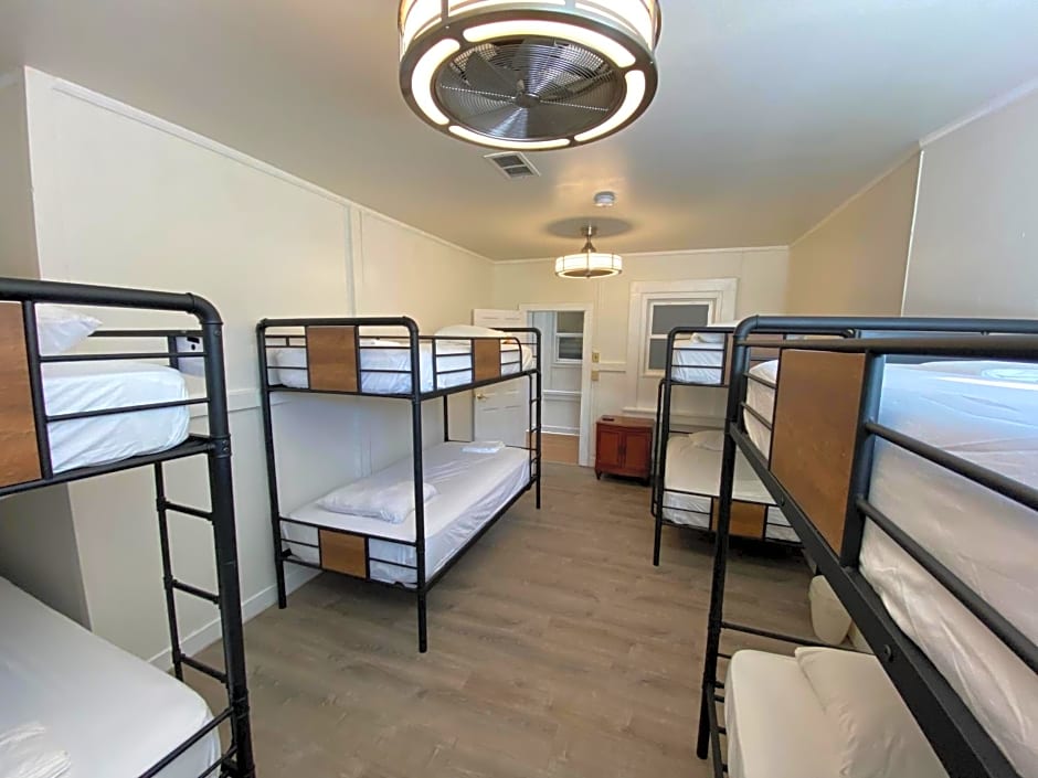 Howzit Hostels Maui