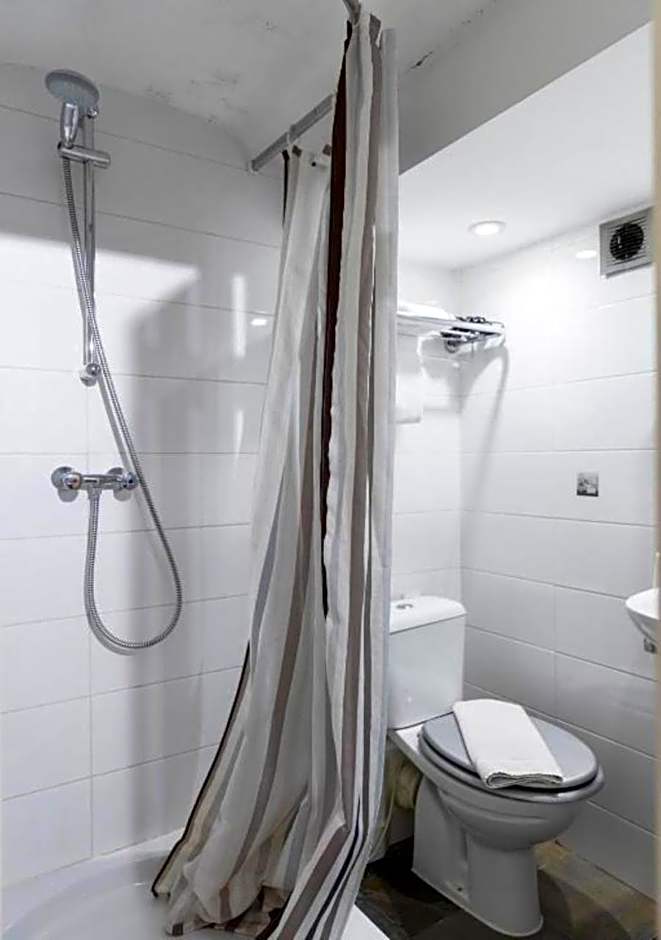 Quentin Golden Bear Hotel