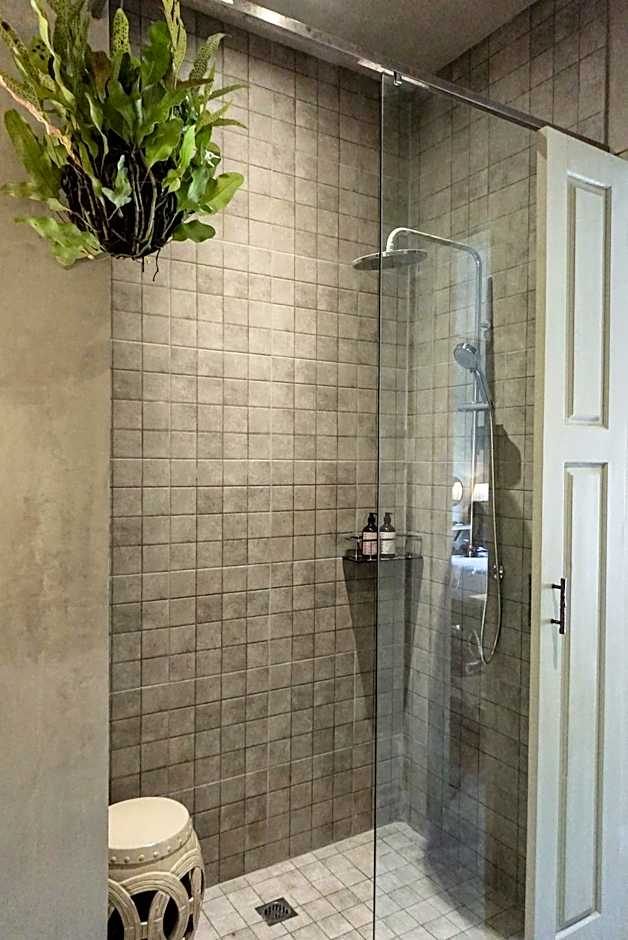 Studio O - Luxurious Duplex Studios Walk to Beach