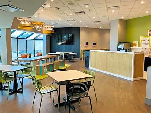 Spark by Hilton Montreal Brossard