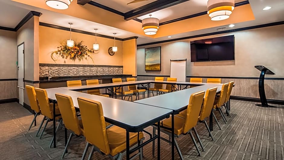 Best Western Plus Emerald Inn & Suites