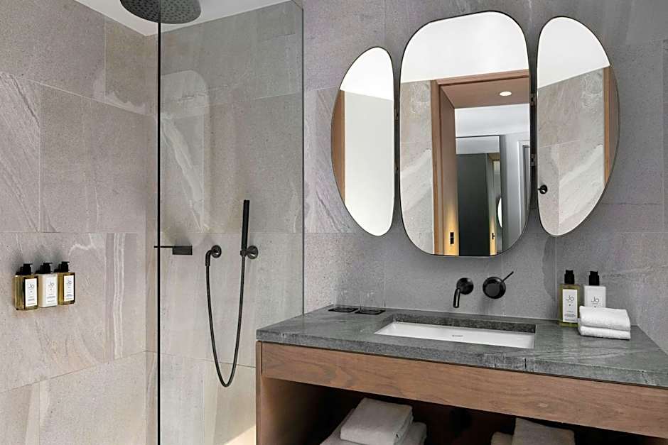 The Stratford, Autograph Collection