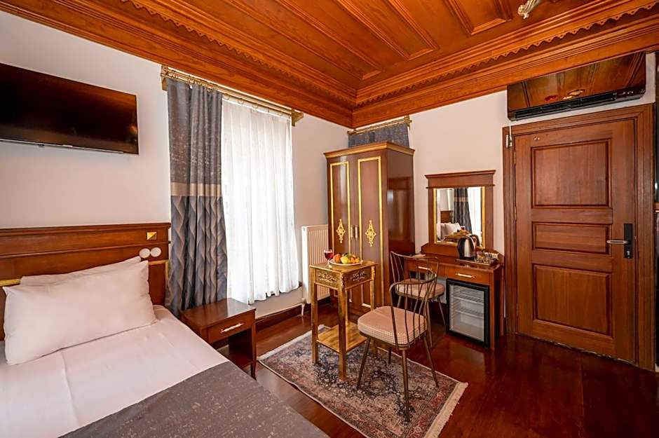 Valeria Antique 1892