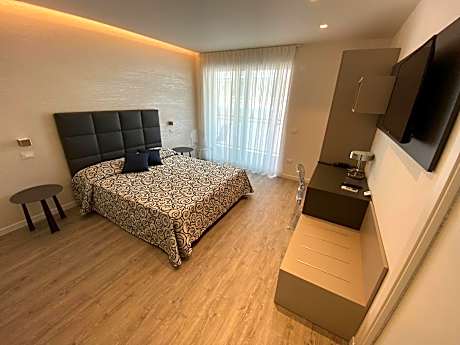 Deluxe Triple Room with Side Sea View