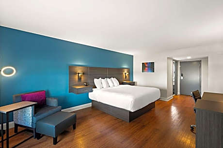 1 King Bed Non-Smoking Microwave And Mini-Refrigerator Wi-Fi Full Breakfast