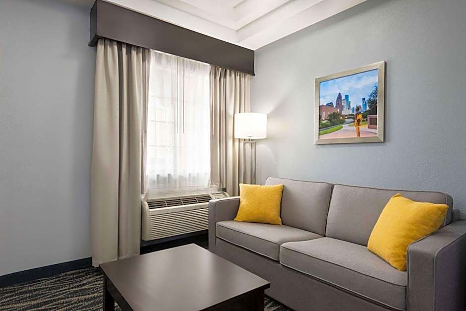 Days Inn & Suites by Wyndham Houston Hobby Airport