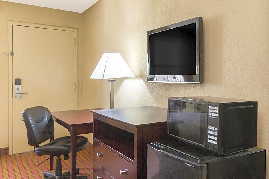 Super 8 by Wyndham Ruston