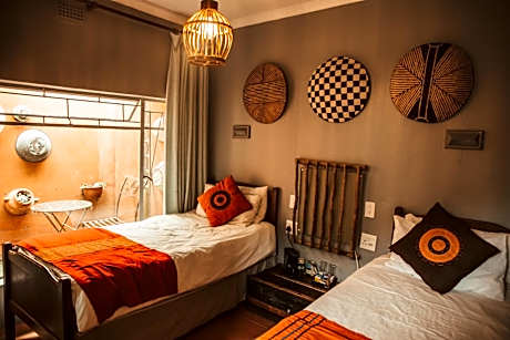 Amphitheatre Backpackers Lodge - Guest Reservations