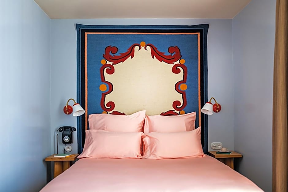 Photo 1 of 10 of Standard 1 Queen Bed