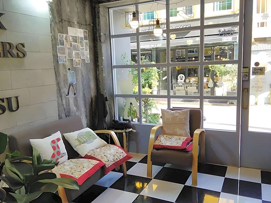 Backpackers In Yeosu