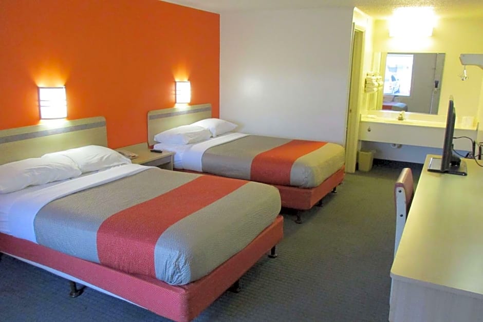 Travelodge by Wyndham Lansing