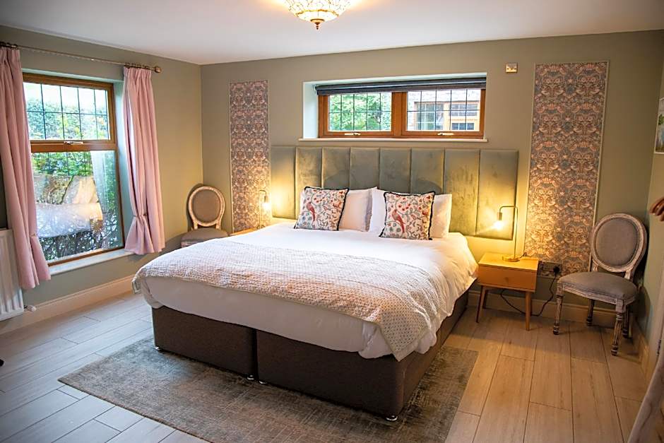 Photo 1 of 4 of Charleston 1 King Bed, Bathtub, Garden View