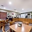 Econo Lodge Inn & Suites East
