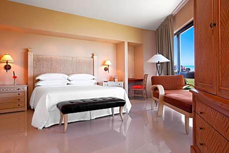 1 Bedroom Executive Suite, Bedroom 1: 1 King, Bedroom 2 Sea View