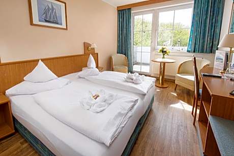 Double Room with Balcony and Side Sea View